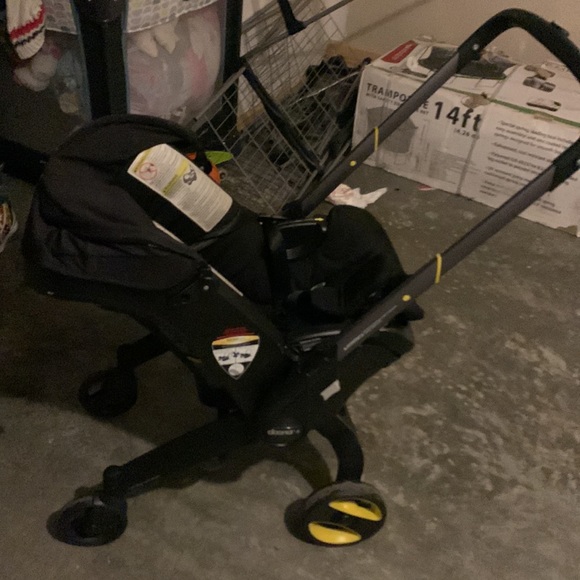 I am selling a car seat/ stroller it can turn into both - Picture 2 of 4